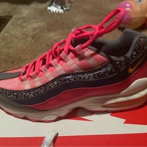 Gently worn Nike air max 95. Youth 6.5. Women 8.5